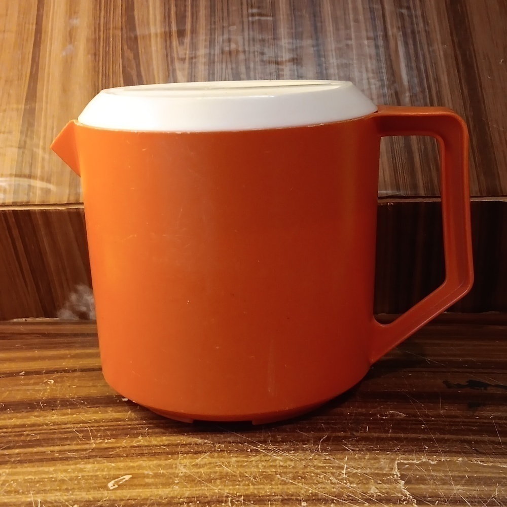 Vintage 1970s Rubbermaid 1.5 qt orange pitcher